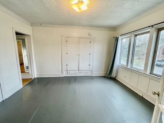 Building Photo - R0445