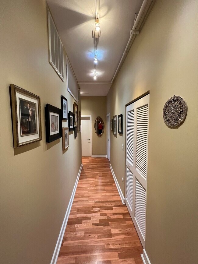 Building Photo - 1305 S Michigan Ave