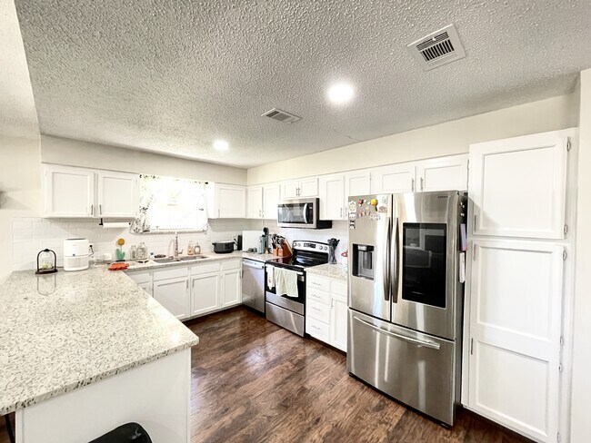 Building Photo - 22733 Creekwood Dr