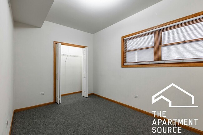 Building Photo - 920 N Paulina St