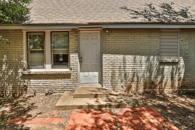 Building Photo - Large 2 story Home