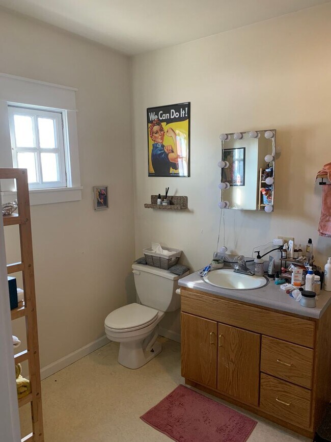 Building Photo - Spacious 3 bed/3 bath Home near Switchyard Park!