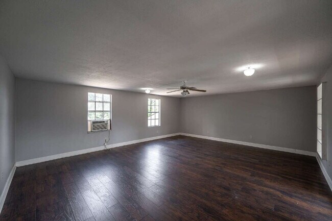 Building Photo - Rare Horse-Ready Property in Manvel