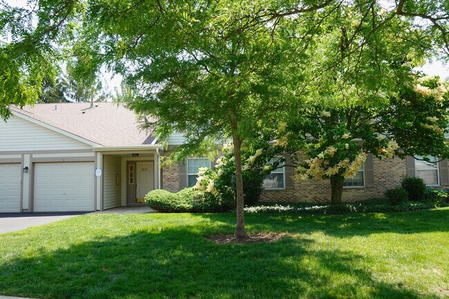 Building Photo - 210 Crestview Dr