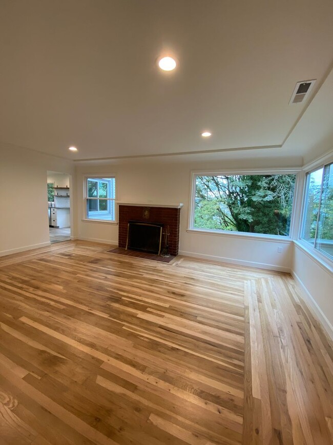 Building Photo - Remodeled Seattle Home on a corner lot, Av...