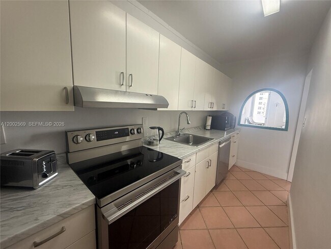 Building Photo - 100 Lincoln Rd