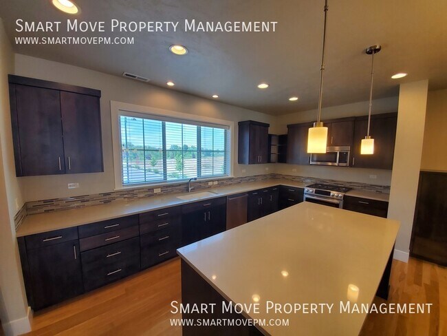 Building Photo - Executive East Boise Townhome on the Green...