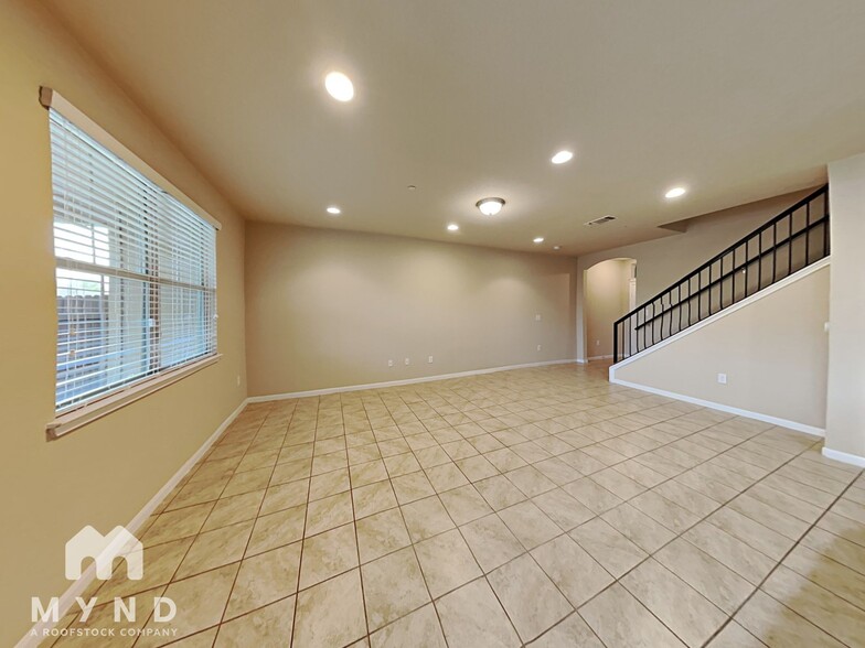 Building Photo - 2880 Donnell Dr