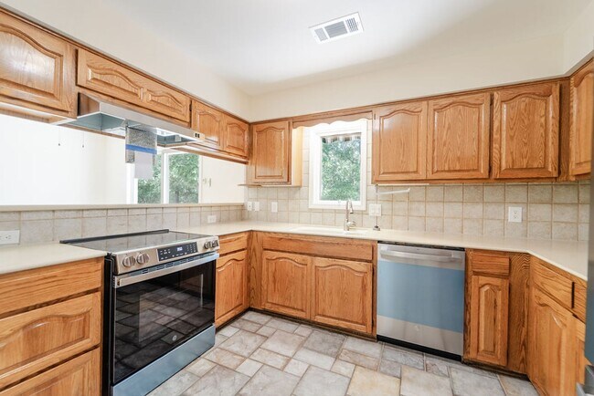 Building Photo - Charming 3 Bedroom, 2 Bathroom home! Call 501-922-9997 to set up a showing today!