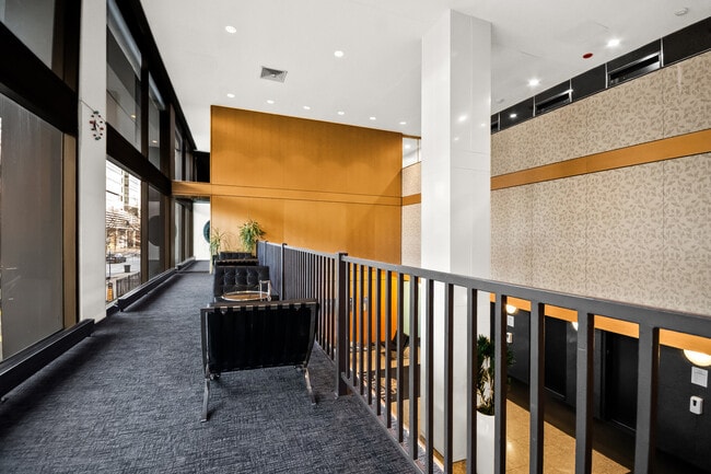 Building Photo - 4343 N Clarendon Ave