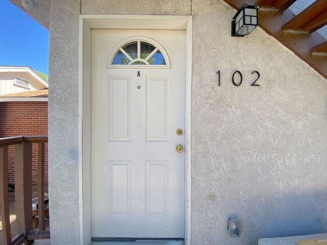 Building Photo - "TinyHouse" Apartment Downstairs - Washer/Dryer, Dishwasher, AC, Parking Space