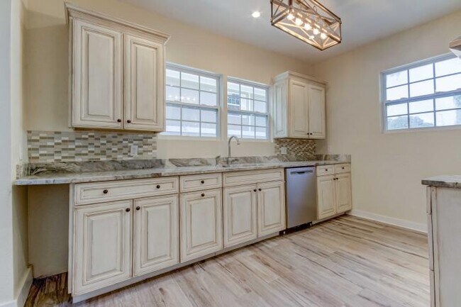 Building Photo - 3 bedroom in Tampa FL 33604