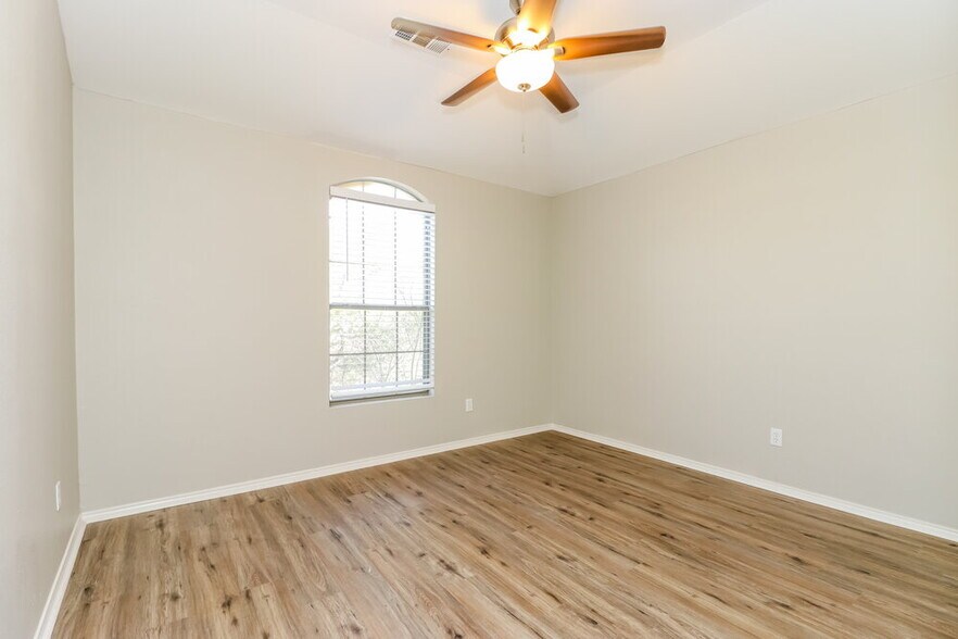 Building Photo - 2705 Gardendale Dr