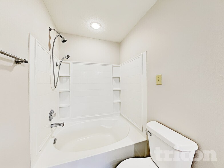 Building Photo - 746 Streamside Dr
