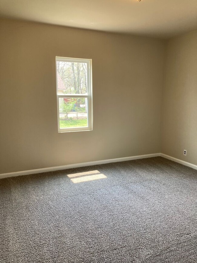 Building Photo - 3 Bedroom 2 Bathroom East Side Home