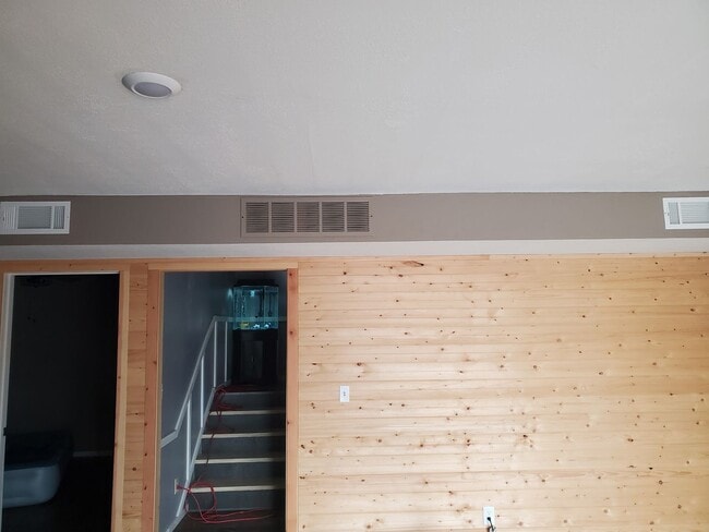 Building Photo - 4 bedroom house, Van Buren