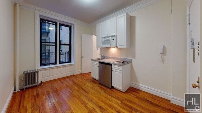 Building Photo - 305 W 45th St