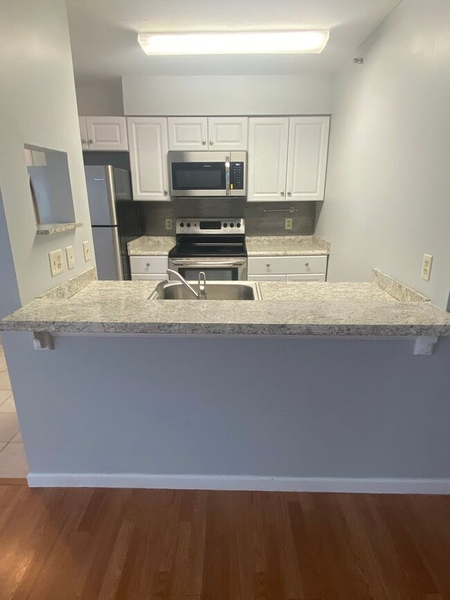 Building Photo - Spacious 4 bedroom, 2 bath Townhome