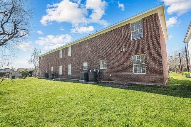 Building Photo - Recently updated 2-bedroom, 1.5-bathroom a...