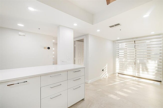 Building Photo - 16320 Kelly Cove Dr