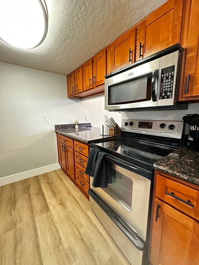 Building Photo - FULLY FURNISHED 1 BEDROOM 1 BATHROOM CONDO UPDATED HEART OF THE VALLEY