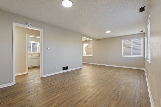 Building Photo - 2811 SE 125th Ave