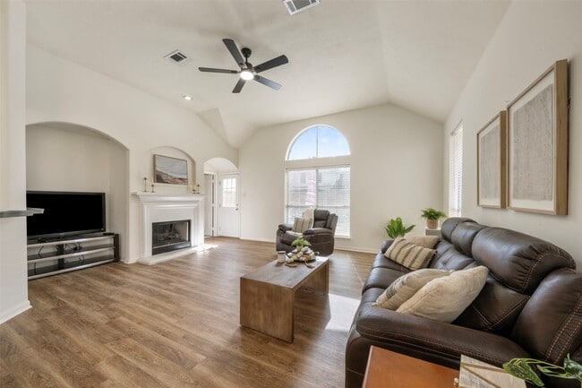 Building Photo - 9211 Memorial Hills Dr