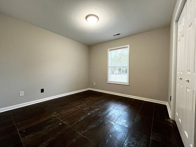 Building Photo - Available November 2024, 3 Bedroom 2 Bathr...