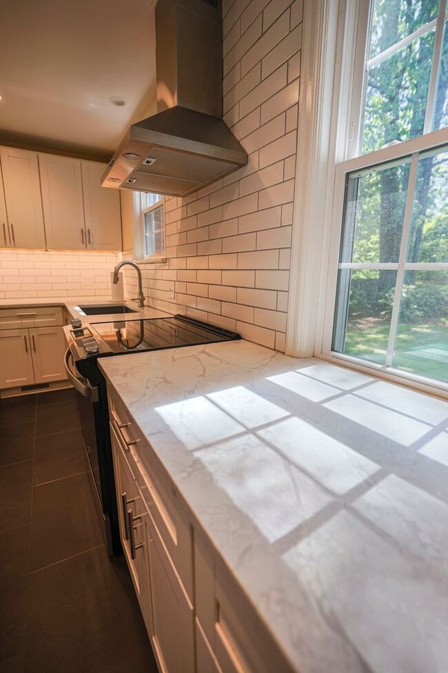 Building Photo - Beautiful 3BR/1.5BA Home in Newport News, VA - Move-in Ready!