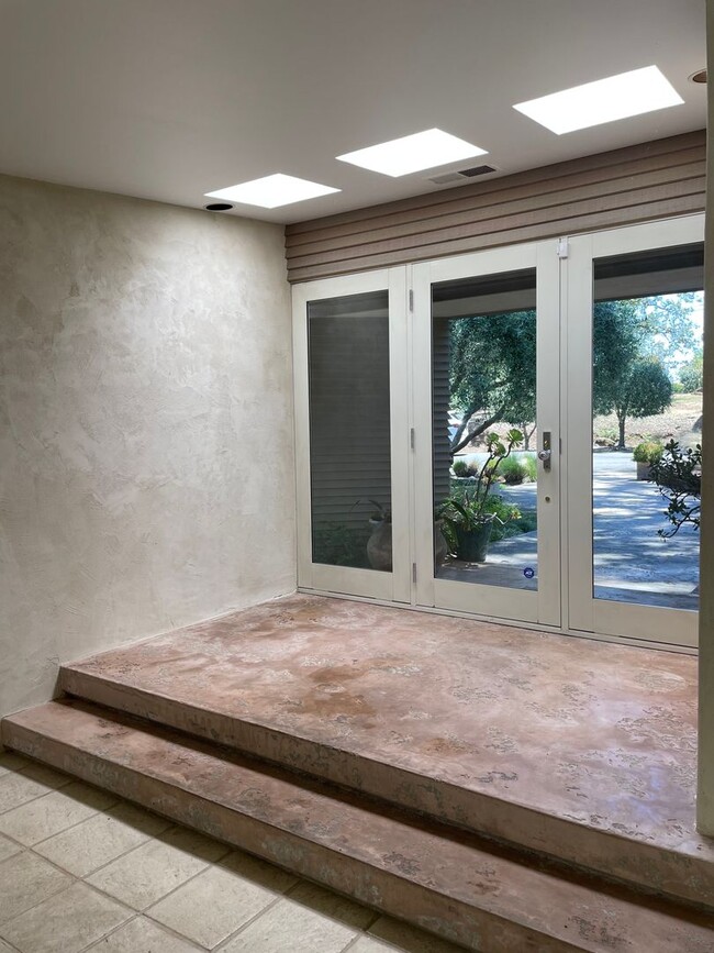 Building Photo - Alta Vista Ave Custom Home Available Augus...