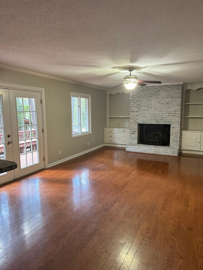 Building Photo - 147 Pine Ridge Dr