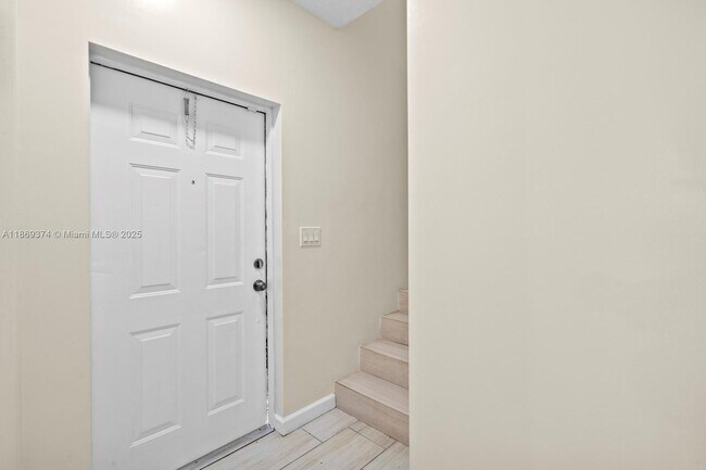 Building Photo - 2700 Creekside Dr