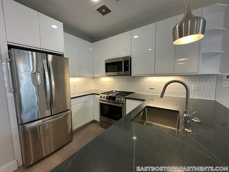 Building Photo - 152 Liverpool St