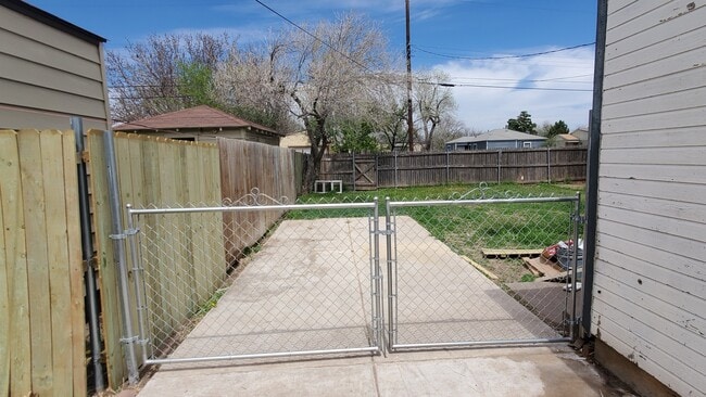 Building Photo - 310 SW 45th Ave