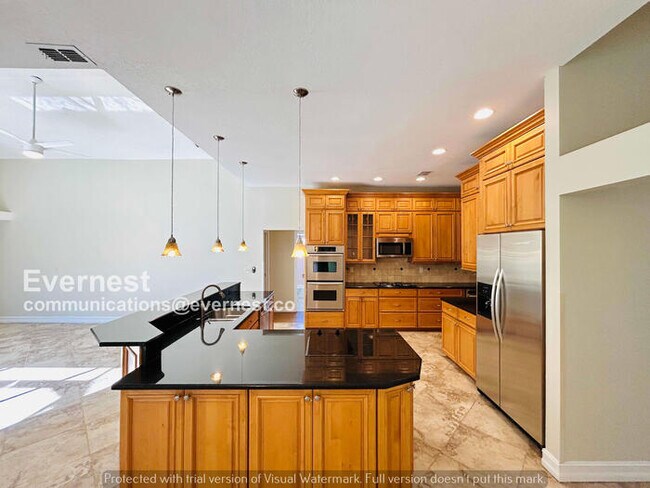 Building Photo - 6 Bed/4 Bath Home with Garage / Pet-Friendly / Available Now!