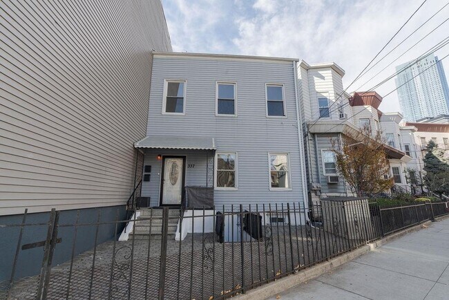 Building Photo - 337 Summit Ave