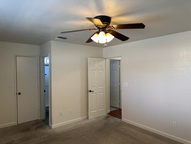 Building Photo - Beautiful Manteca 3 Bedroom Single Story H...