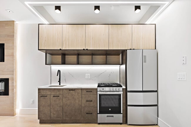 Building Photo - 542 Newark Ave