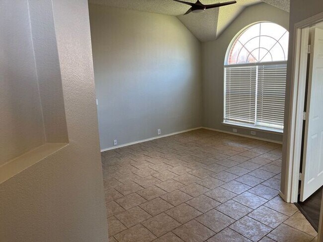 Building Photo - Bright & Inviting Home with Walk-In Closet...