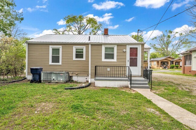 Building Photo - Adorable bungalow