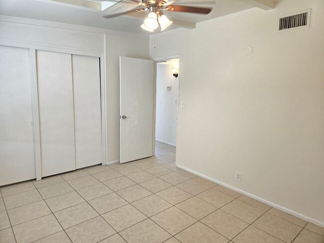 Building Photo - 2 Bed 1 Bath Spacious Apartment