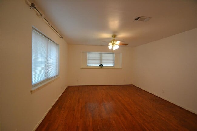 Building Photo - 5422 Kingfisher Dr