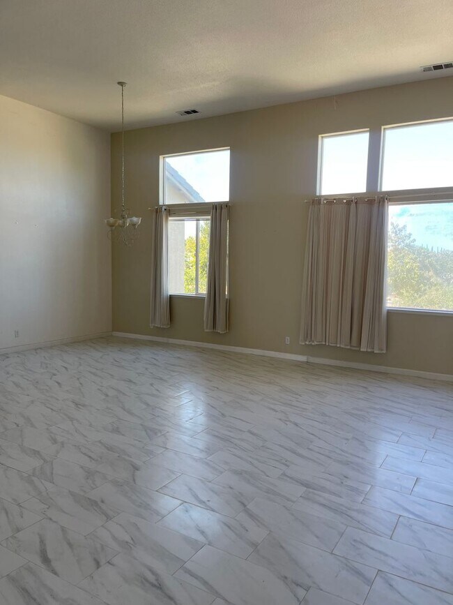 Building Photo - 5-Bedroom, 3-Bathroom Home for Rent on 1-A...