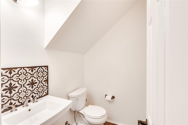 Building Photo - 6407 Back Bay Ln