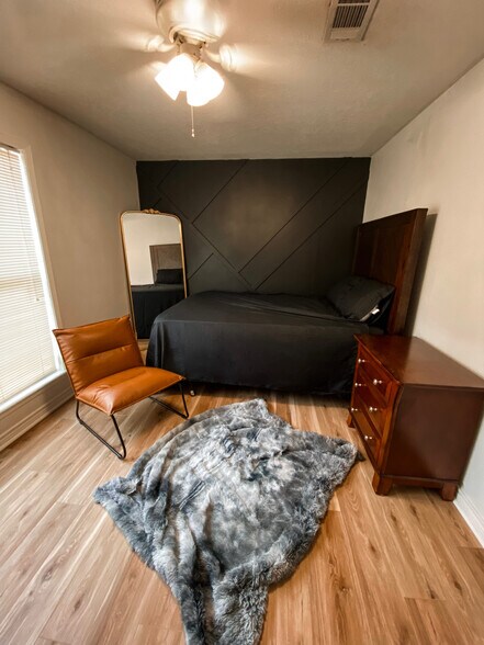 Downstairs room #2. 1 large closet. - 604 Avondale Ave