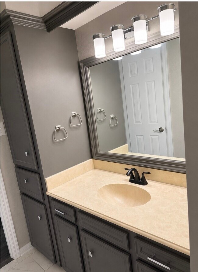 Building Photo - 6918 Marisol Dr