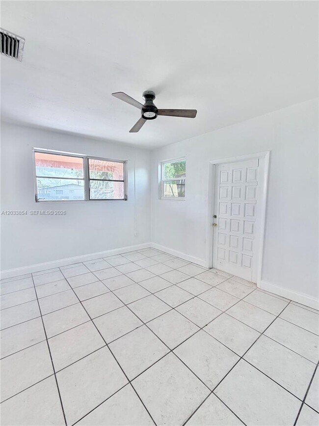 Building Photo - 4540 SW 43rd Ave