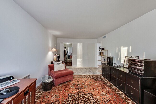 Building Photo - 6033 N Sheridan Rd