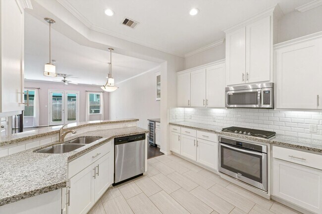 Building Photo - Exquisite 2-Story Home in a Prime Location...