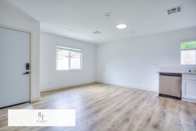 Building Photo - Bright 2BD Back House in Temple City Unified School District – Washer/Dryer Included. Separate En...